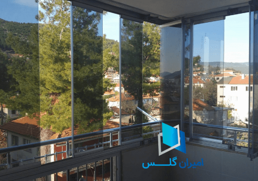 ویژگی بالکن شیشه ای دودی